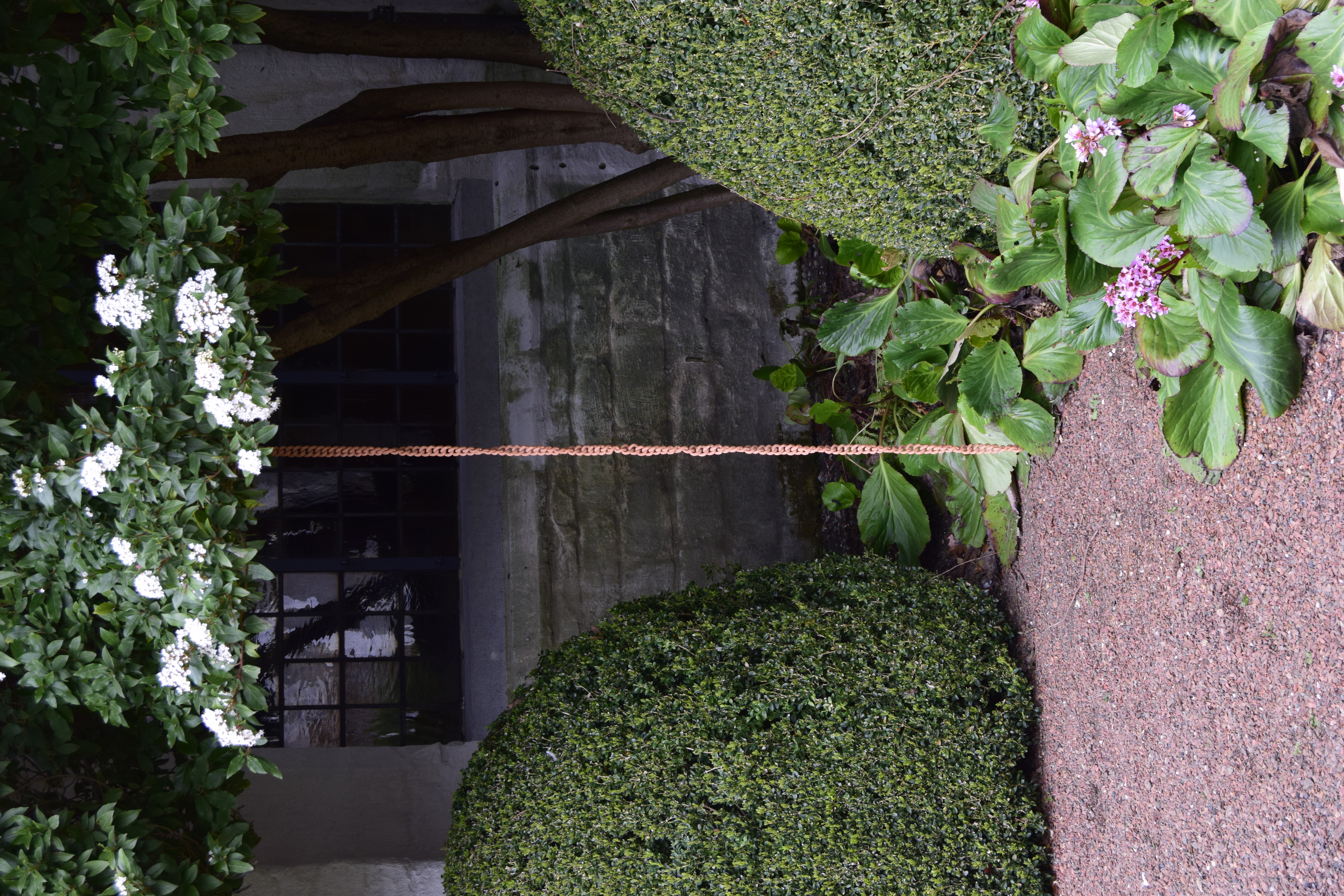 Flames path - exhibited in an ancient cloister of Brussels - 2021 - stoneware – 189x2,5x1 cm – photo : Léna Babinet