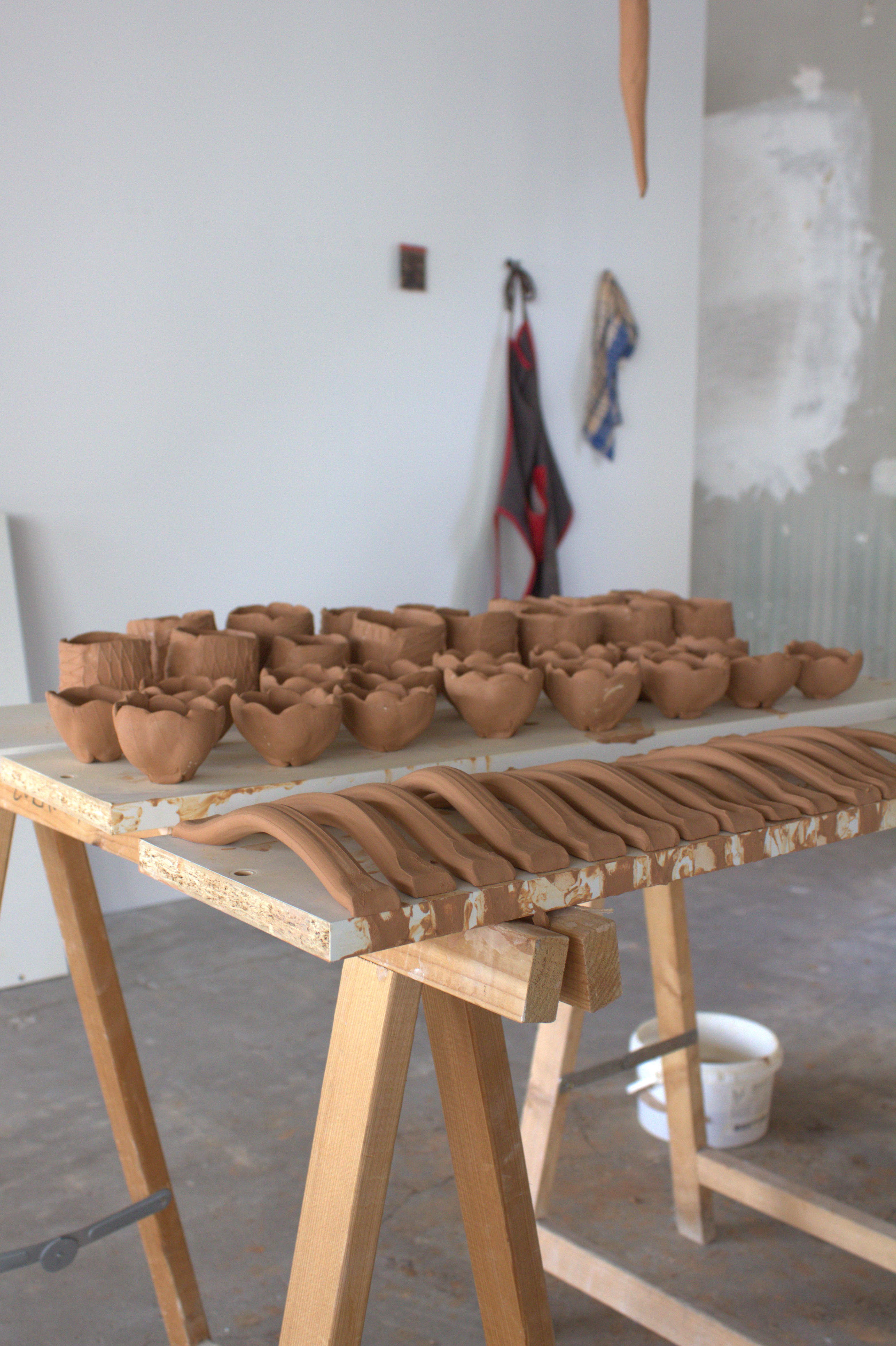 Drying pottery during exhibition - 'Palliers Plâteaux' - Eleven Steens
